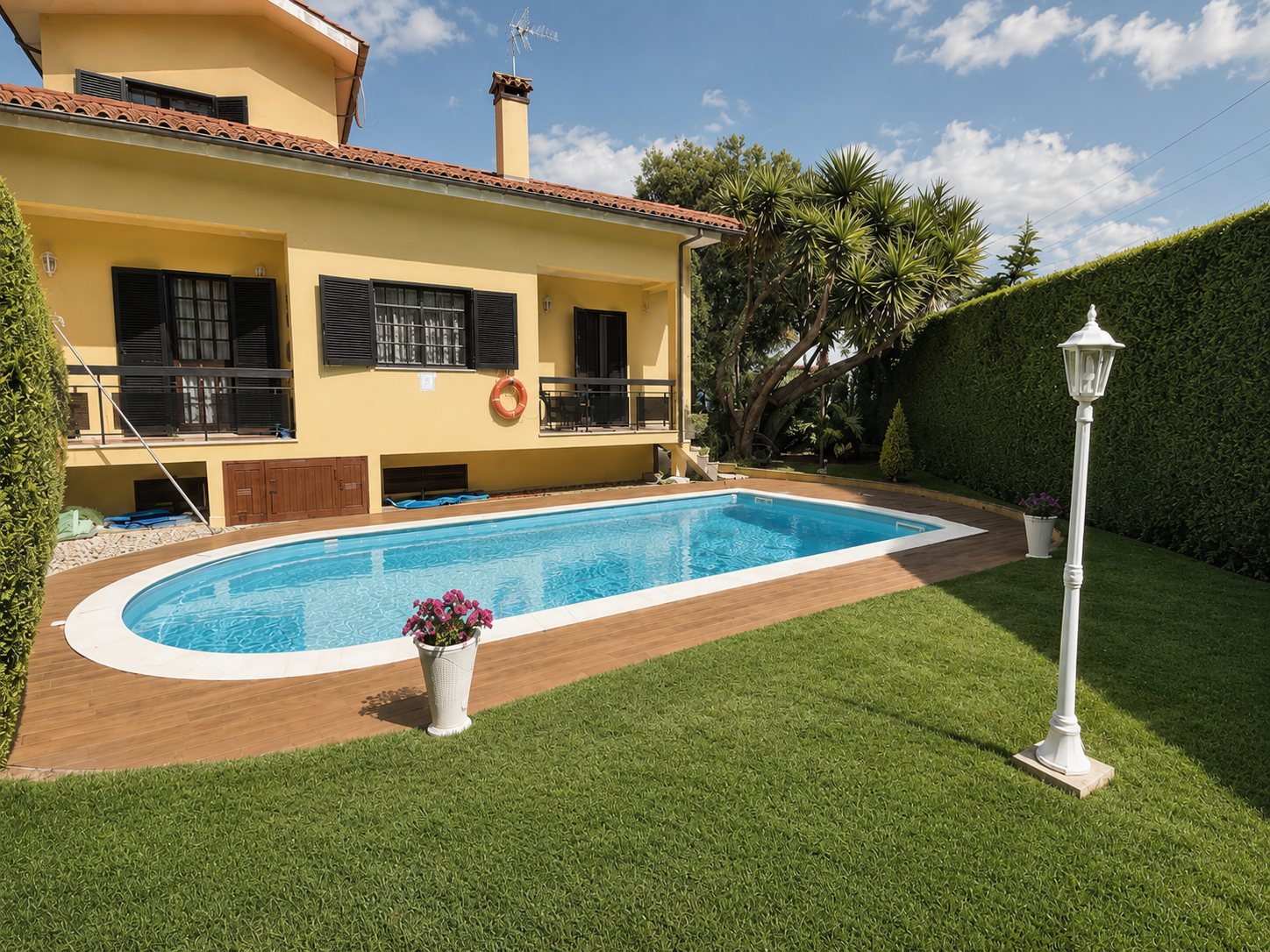 Pool and garden at CM135 villa