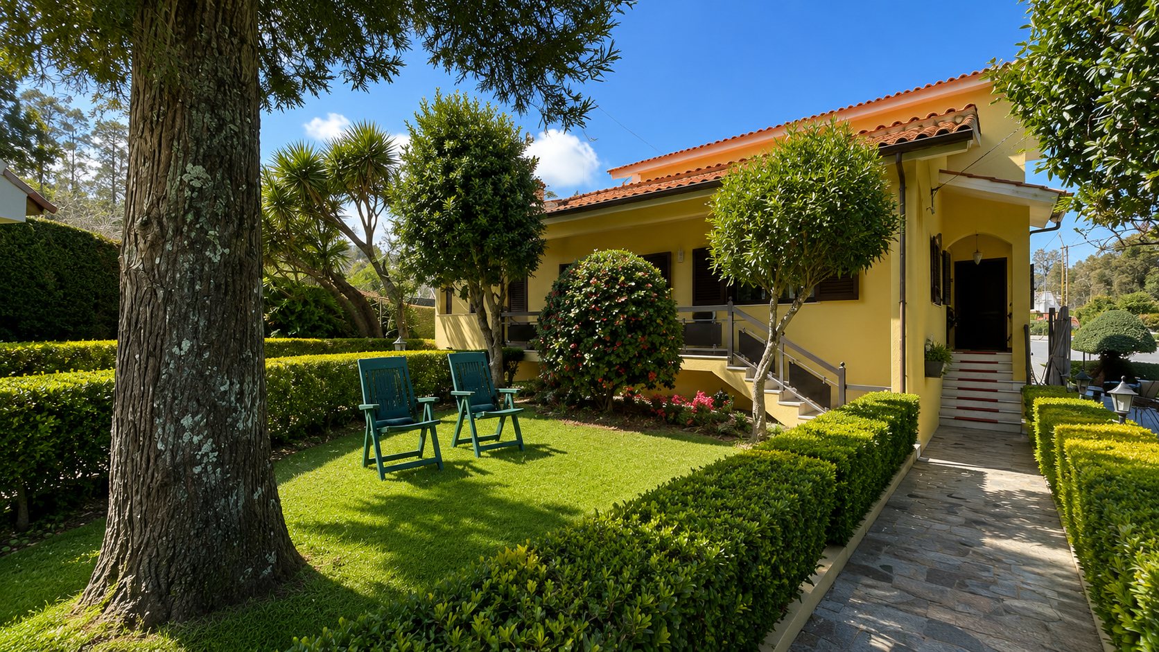 Front view of CM135 villa with garden
