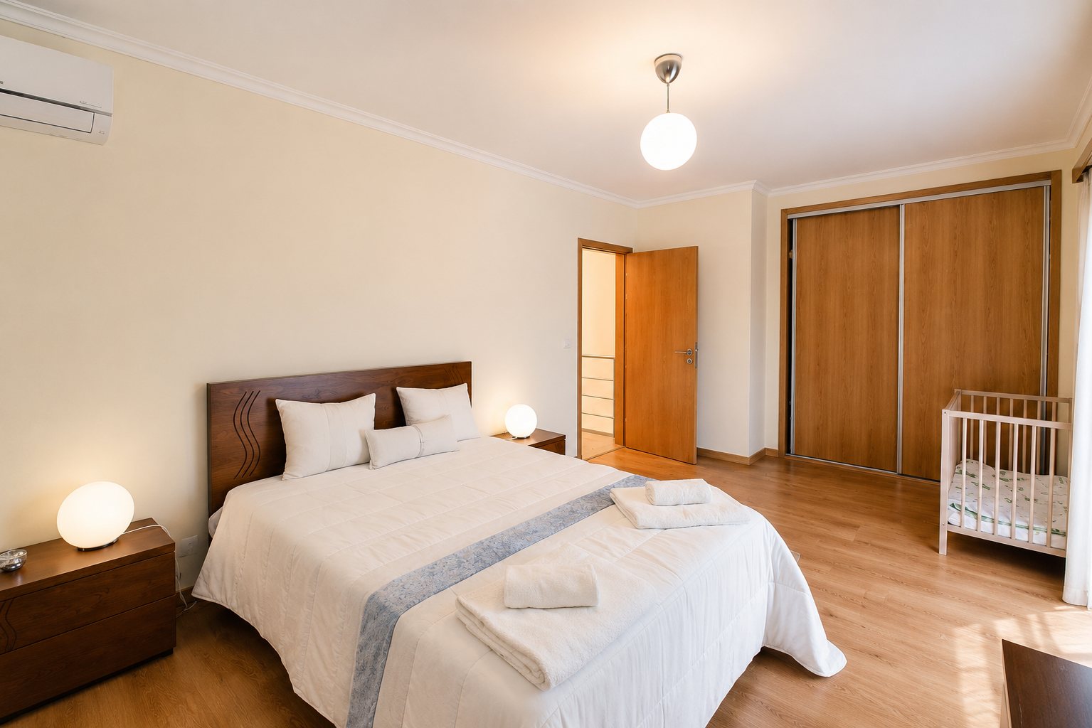 Bedroom with double bed at CM87