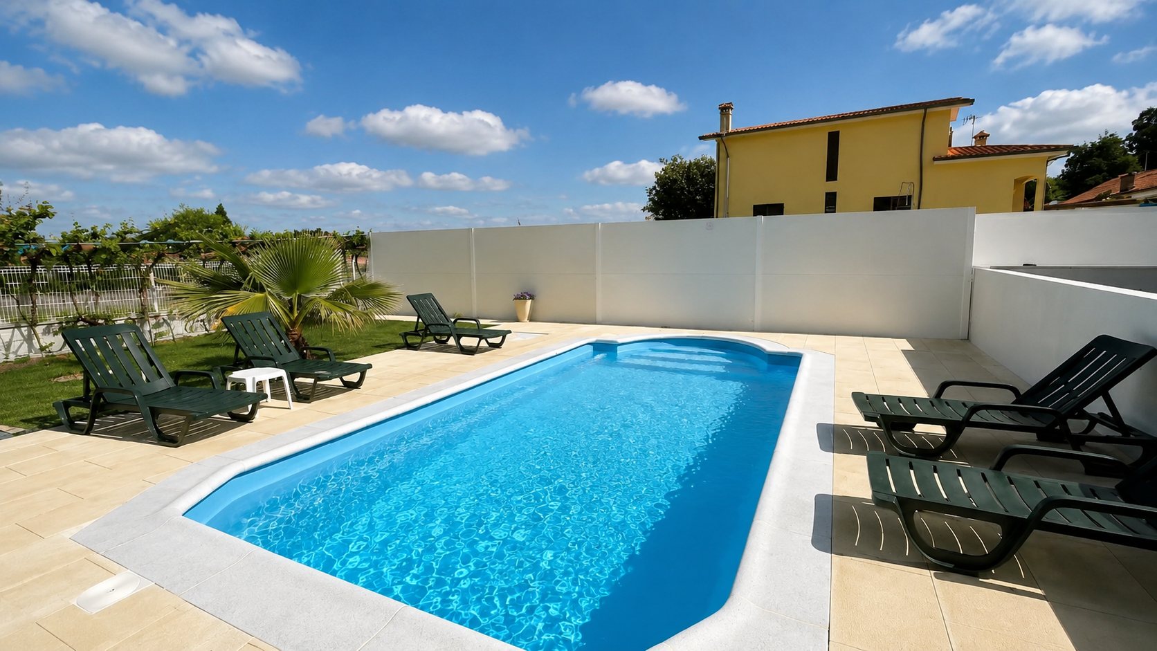 Private pool and garden area at CM87