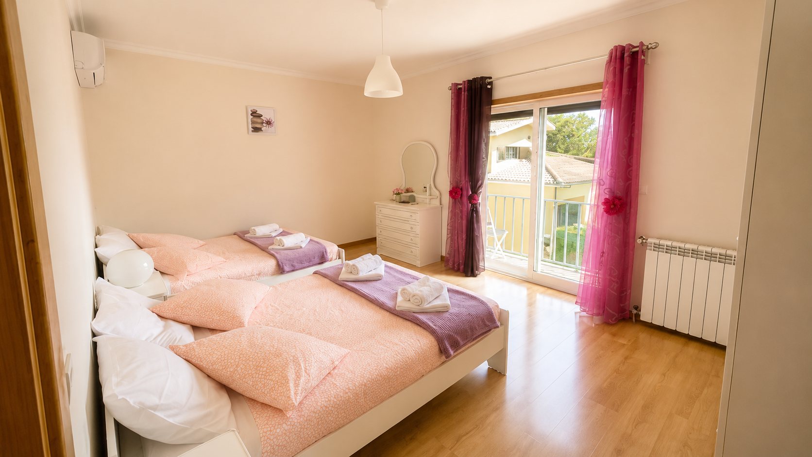 Bedroom with pink accents at CM89