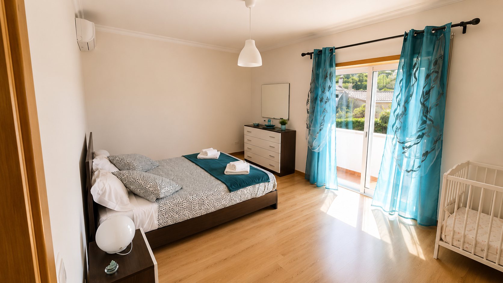 Bedroom with blue curtains at CM89