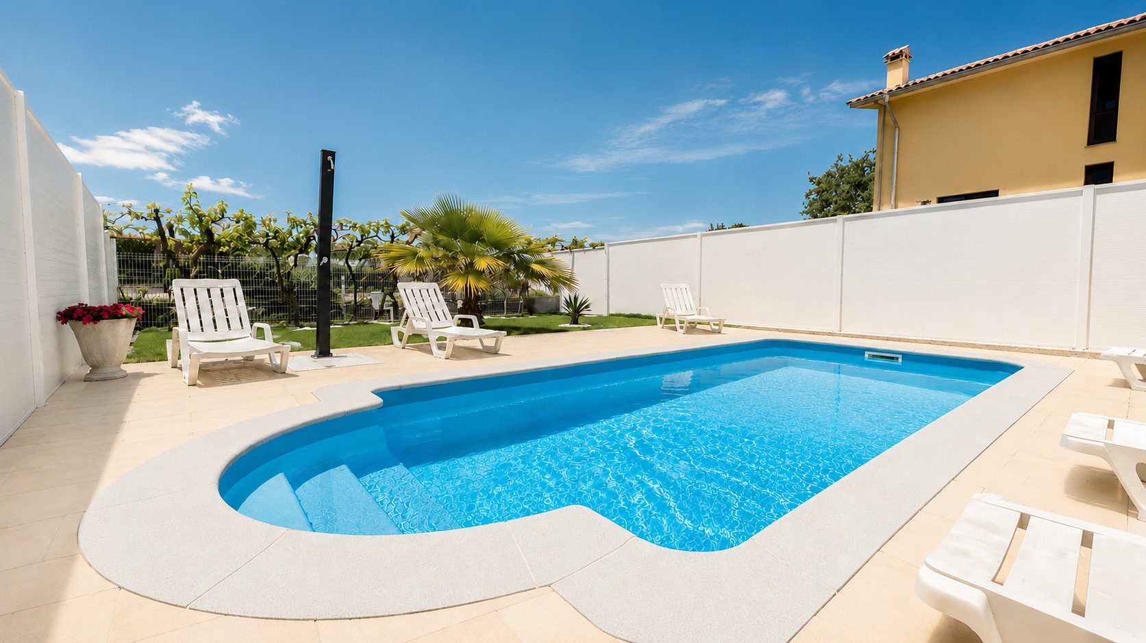 Private pool and garden area at CM89
